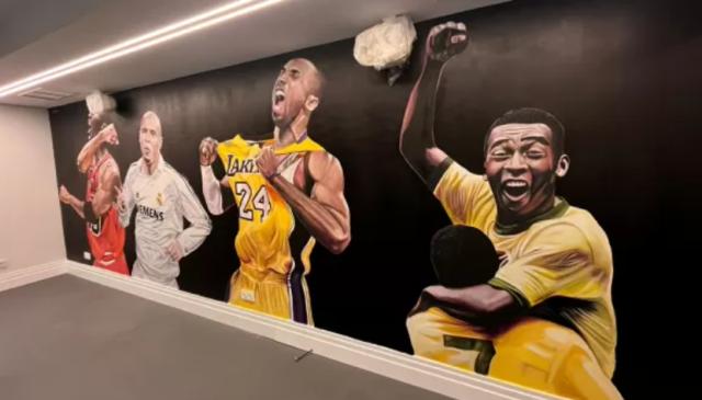 kaiyun-维尼修斯健身房壁画上有谁?致敬贝利!C罗后补的!